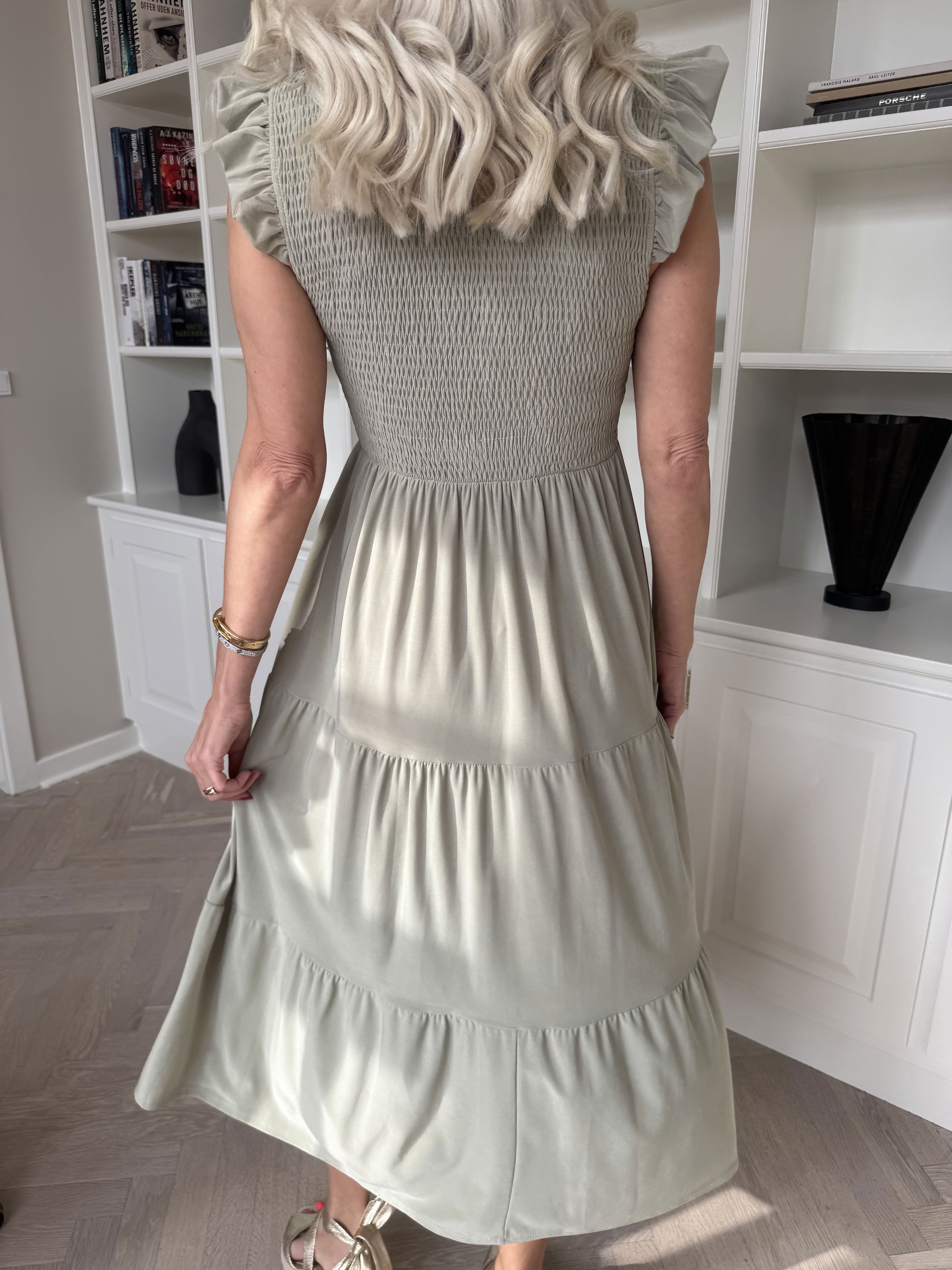 Kelly Sleeveless - Elastisk klänning med smockat bröst